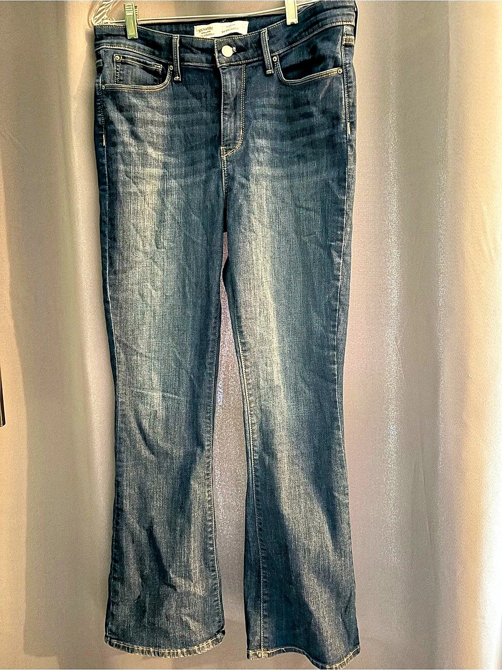 Levi Strauss & Co. Signature Mid Rise Bootcut. Bootcut Jeans in Blue